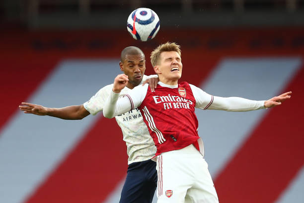 却向我们展 却向我们展